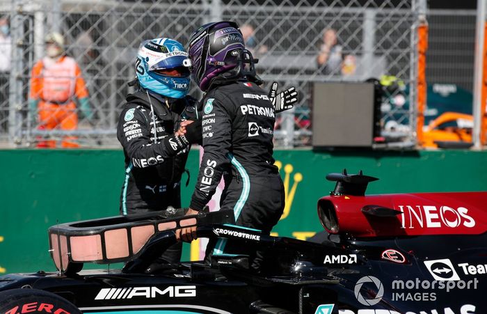 Valtteri Bottas, Mercedes tercer puesto, y el Ganador de la pole, Lewis Hamilton, Mercedes, se felicitan mutuamente en el Parc Ferme