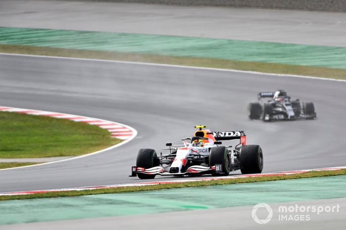 Sergio Perez, Red Bull Racing RB16B, Yuki Tsunoda, AlphaTauri AT02
