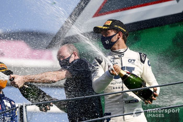 El miembro de AlphaTauri rocía champán con Pierre Gasly, AlphaTauri