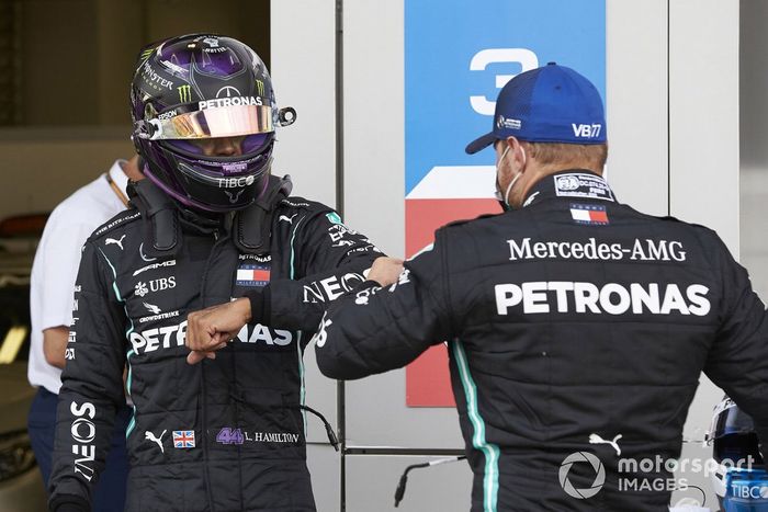 Tercer puesto Valtteri Bottas, Mercedes F1 W11 con el ganador de la pole Lewis Hamilton, Mercedes-AMG F1, en Parc Ferme
