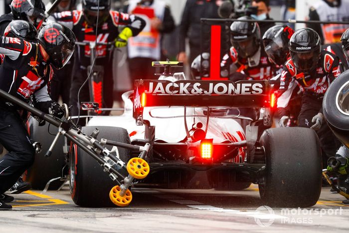 Kevin Magnussen, Haas VF-20, pit stop
