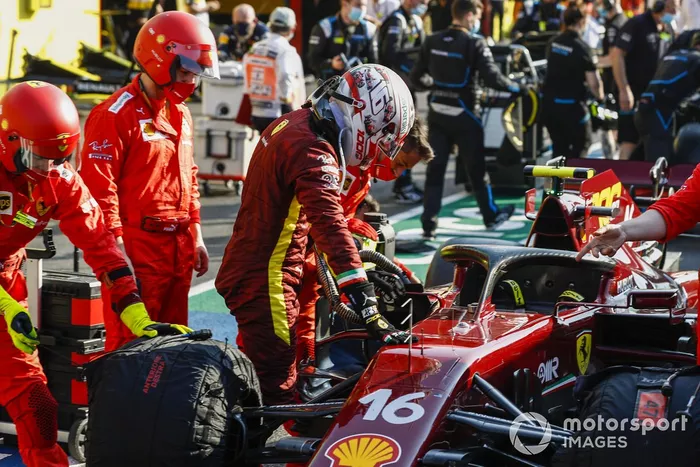 Sebastian Vettel, Ferrari, in pit lane durante una bandiera rossa
