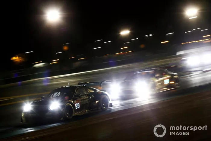 #99 Dempsey-Proton Racing Porsche 911 RSR: Vutthikorn Inthraphuvasak, Lucas Legeret, Julien Andlauer