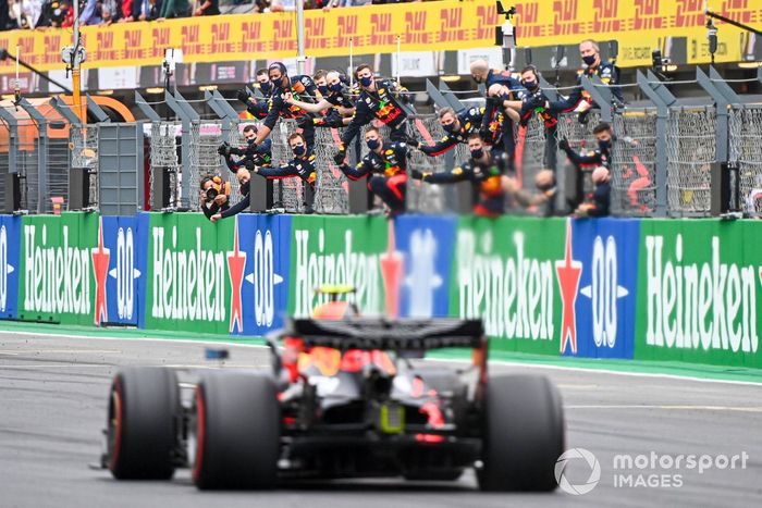 Tercer lugar Max Verstappen, Red Bull Racing RB16 cruza la meta