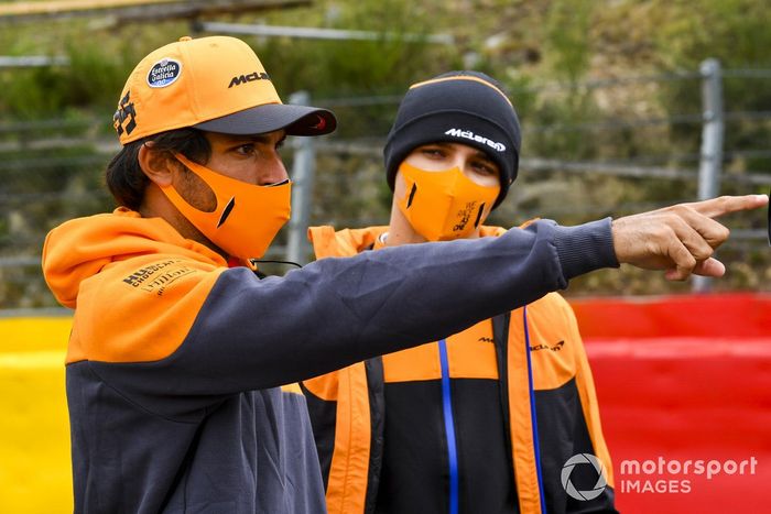 Carlos Sainz Jr. y Lando Norris, McLaren, recorren la pista