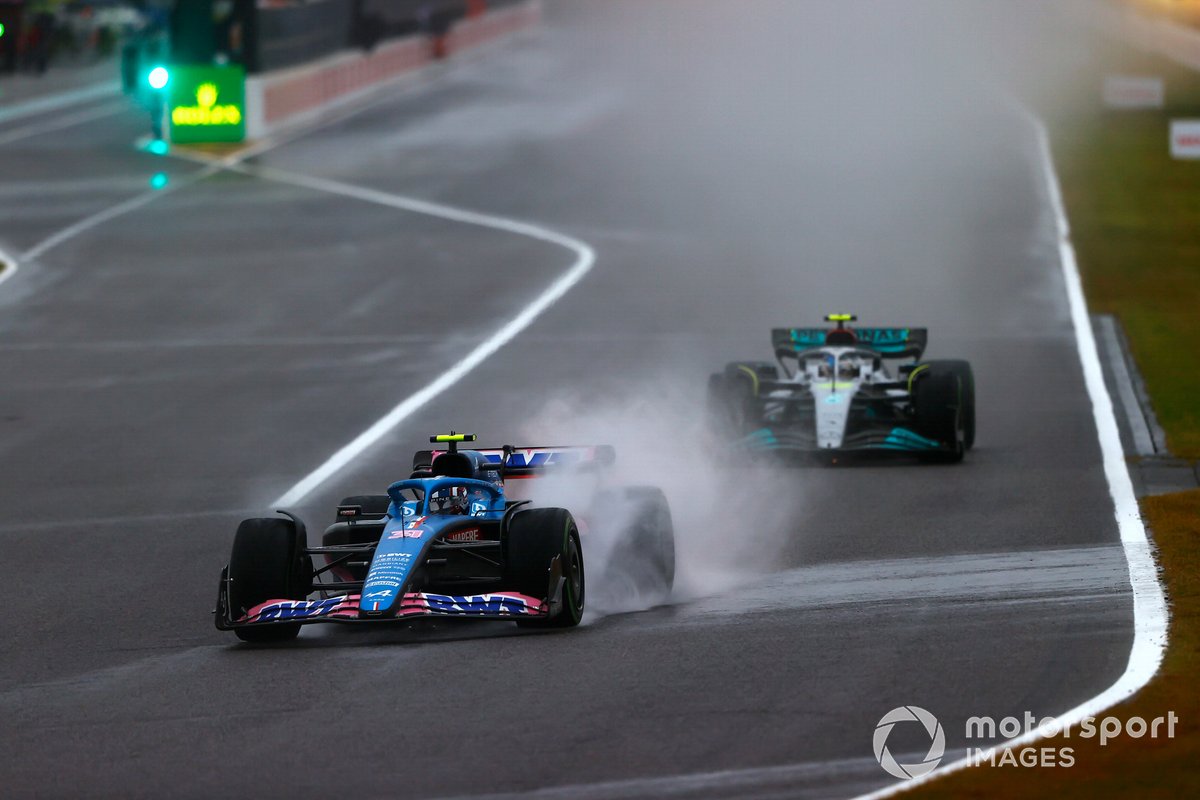 Esteban Ocon, Alpine A522, Lewis Hamilton, Mercedes W13