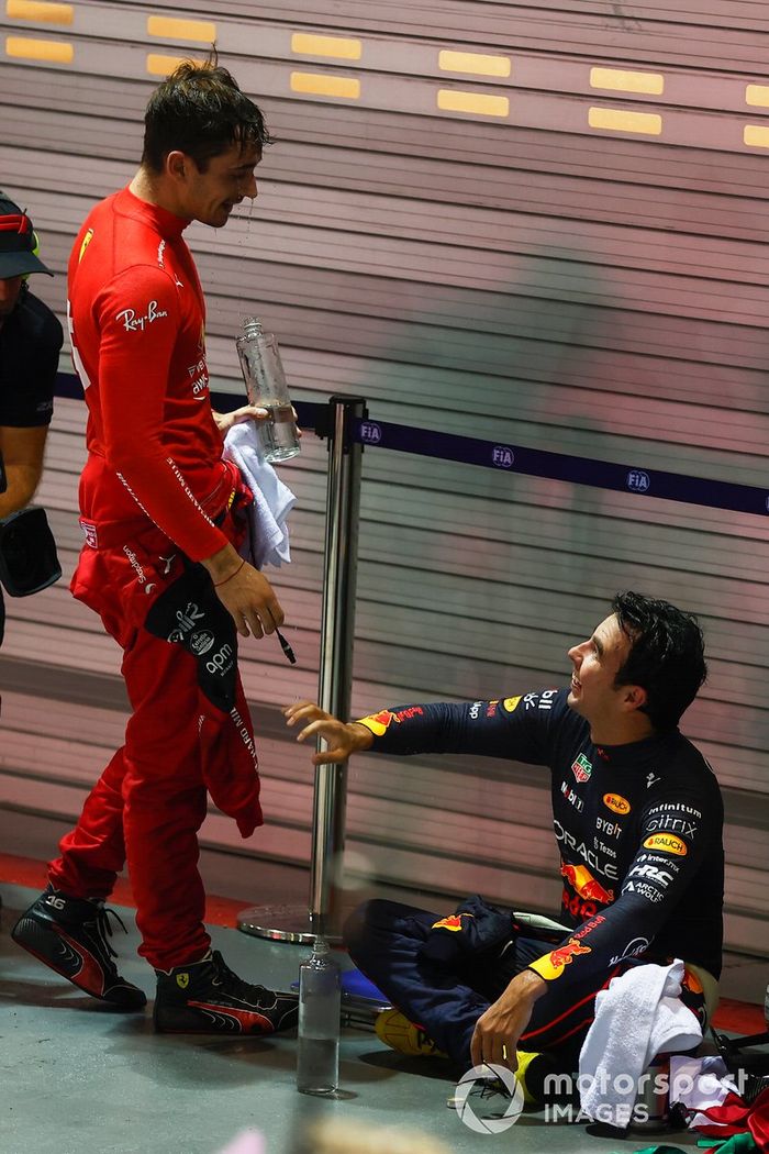 Charles Leclerc, Ferrari, 2ª posición, Sergio Pérez, Red Bull Racing, 1ª posición, en Parc Ferme