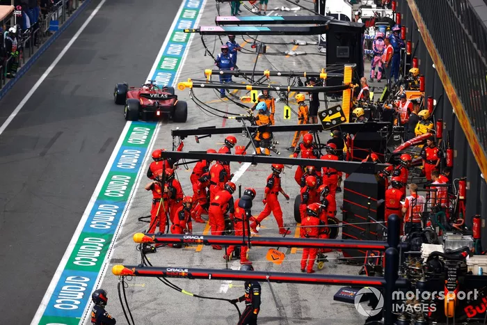 Charles Leclerc, Ferrari F1-75, sale de su box