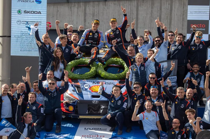 Ott Tanak, Martin Jarveoja, Hyundai World Rally Team Hyundai i20 N Rally1 con la squadra