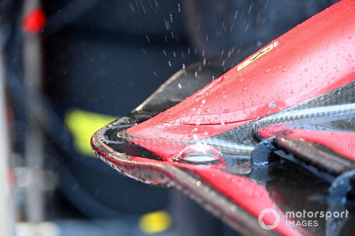 La lluvia cae sobre el frente del Ferrari F1-75