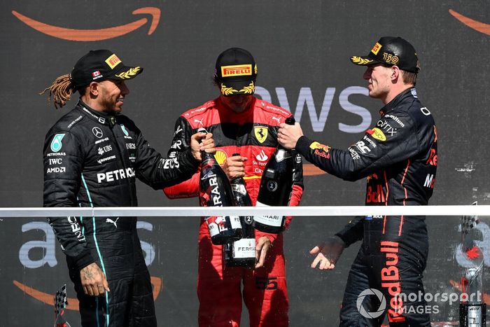 Podio: segundo lugar Carlos Sainz, Ferrari, tercer lugar Lewis Hamilton, Mercedes-AMG