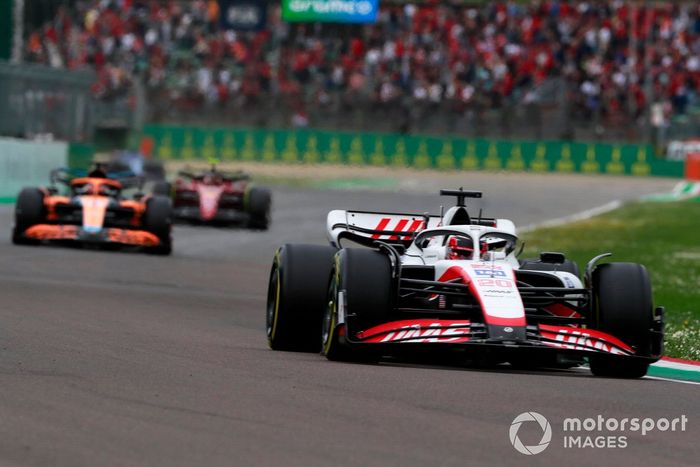 Kevin Magnussen, Haas VF-22, Daniel Ricciardo, McLaren MCL36
