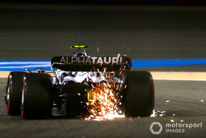 Las chispas salen del coche de Yuki Tsunoda, AlphaTauri AT03