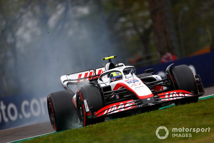 Mick Schumacher, Haas VF-22, sobre la hierba
