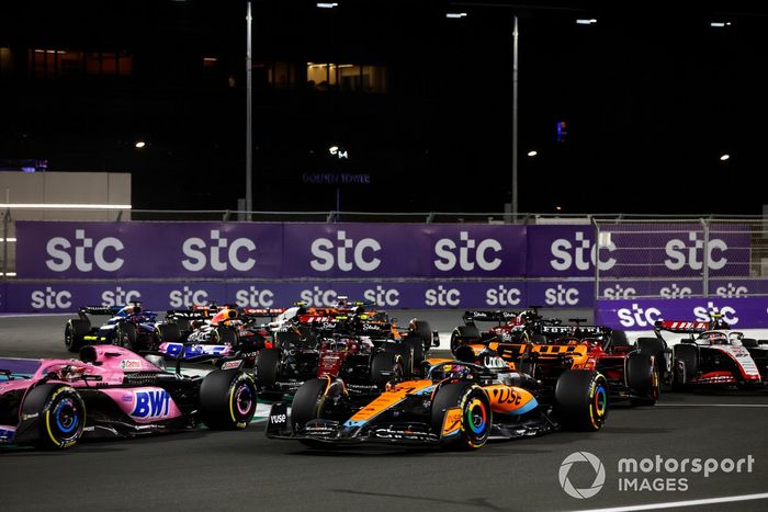 Pierre Gasly, Alpine A523, Oscar Piastri, McLaren MCL60, Zhou Guanyu, Alfa Romeo C43, el resto de los participantes en la salida.