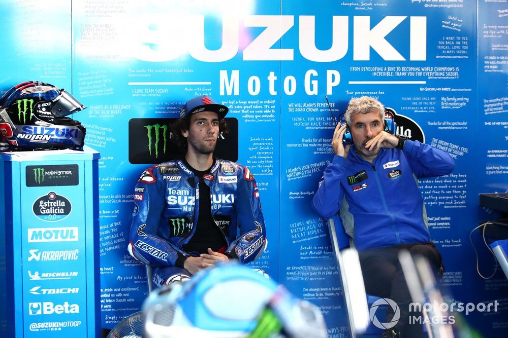 Alex Rins y su jefe técnico en Suzuki, Manu Cazeaux, el pasado año en Valencia