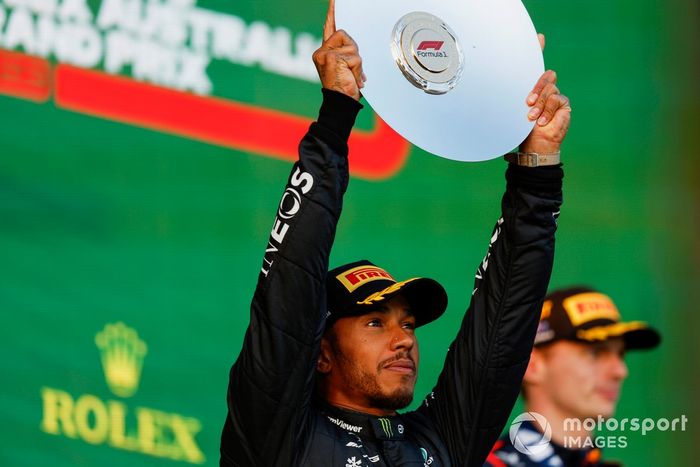 Lewis Hamilton, Mercedes-AMG, 2ª posición, levanta su trofeo