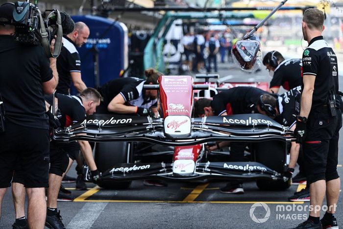 El equipo de boxes de Alfa Romeo cambia el alerón delantero del coche de Valtteri Bottas, Alfa Romeo C42