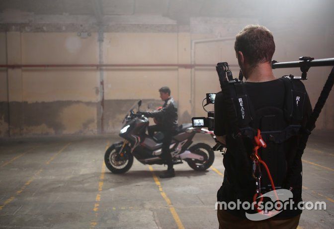 Marc Márquez, en una imagen promocional de una moto de calle de Honda, la X ADV