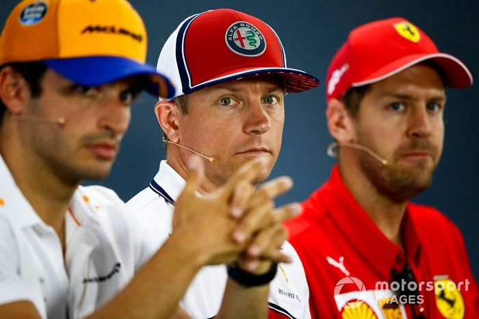 Carlos Sainz Jr., McLaren, Kimi Raikkonen, Alfa Romeo Racing y Sebastian Vettel, Ferrari en la conferencia de prensa 