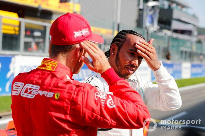 Lewis Hamilton, Mercedes AMG F1, y Sebastian Vettel, Ferrari, después de la calificación
