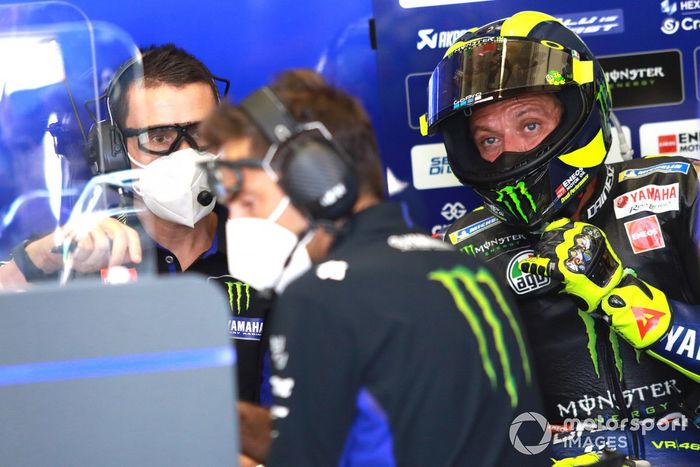 Valentino Rossi junto a su nuevo jefe de mecánicos, David Muñoz