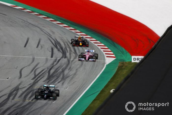 Lewis Hamilton, Mercedes F1 W11 EQ Performance, Sergio Pérez, Racing Point RP20 y Alex Albon, Red Bull Racing RB16 