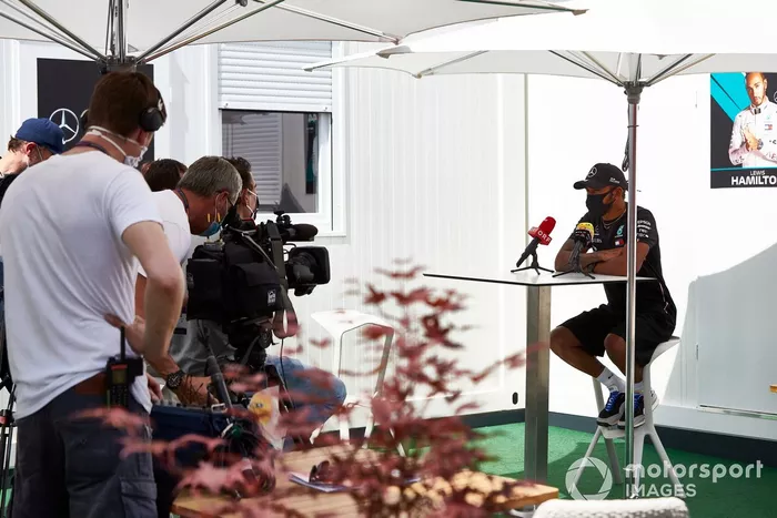 Lewis Hamilton, Mercedes-AMG Petronas F1 con los medios