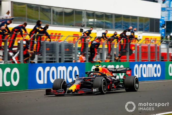 Segundo lugar Max Verstappen, Red Bull Racing RB16 cruza la línea de meta con su equipo celebrando