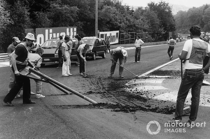 La carrera fue cancelada después de la práctica cuando la pista recién construida se daño debido al calor