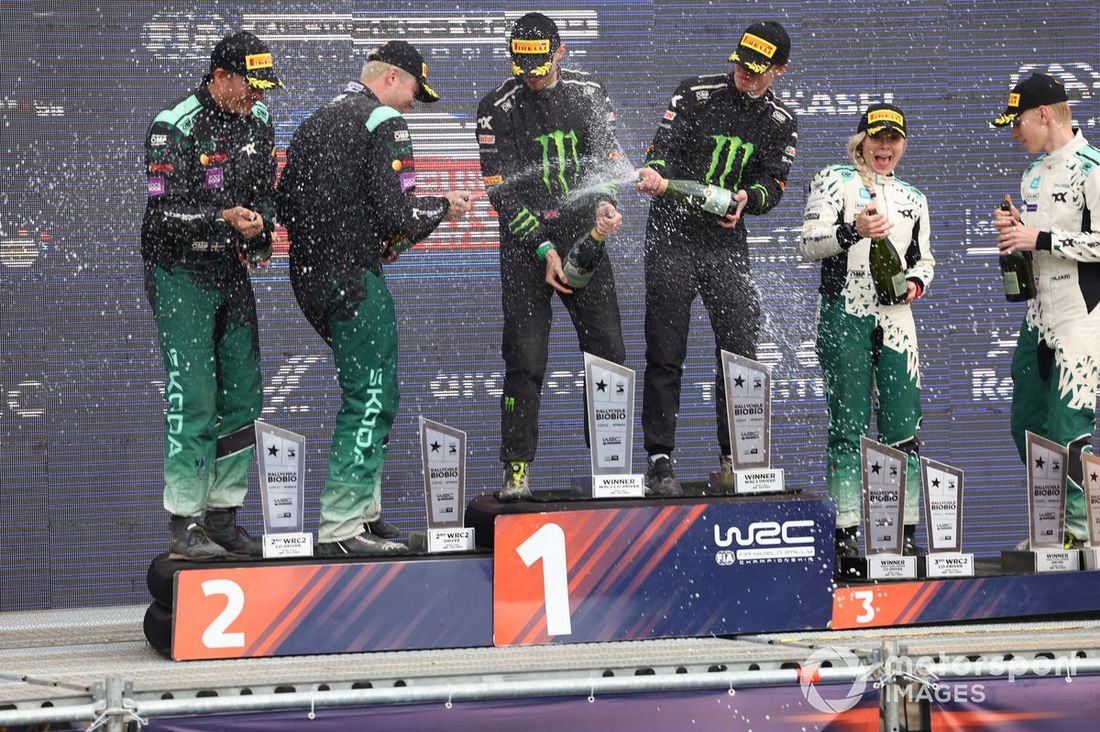 Podio WRC2: Ganador Oliver Solberg, Elliott Edmondson, Skoda Fabia Evo Rally2, segundo puesto Gus Greensmith, Jonas Andersson, Skoda Fabia RS Rally2, tercer puesto Sami Pajari, Enni Mälkönen, Toksport WRT Skoda Fabia Evo Rally2.