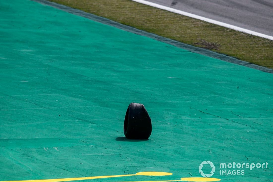 Un neumático suelto del accidente al inicio de la carrera