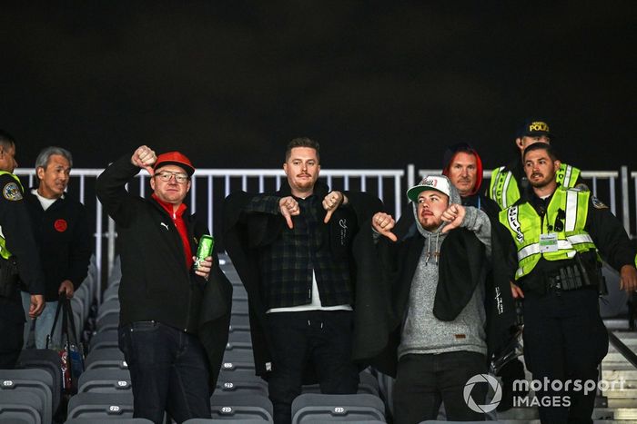 La policía expulsa a los aficionados de una grada