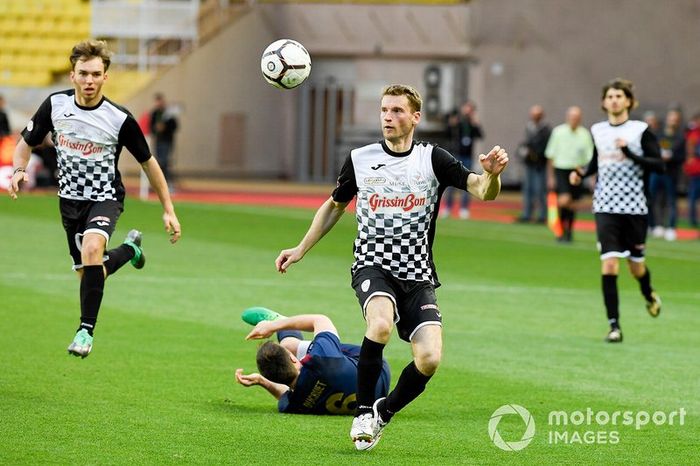 Pierre Gasly y Maro Engel jugando a fútbol