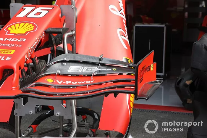 Detalhe da asa dianteira da Ferrari