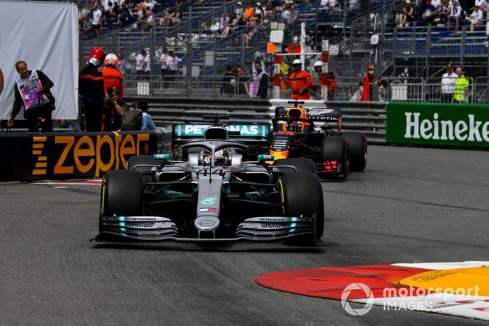 Lewis Hamilton, Mercedes AMG F1 W10, Max Verstappen, Red Bull Racing RB15