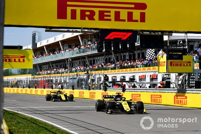 Daniel Ricciardo, Renault R.S.19, por delante de Nico Hulkenberg, Renault R.S. 19, recibe la bandera a cuadros