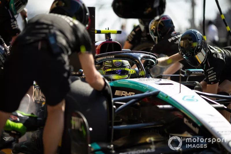 Les mécaniciens s'entraînent à un arrêt au stand avec Lewis Hamilton, Mercedes F1 W15