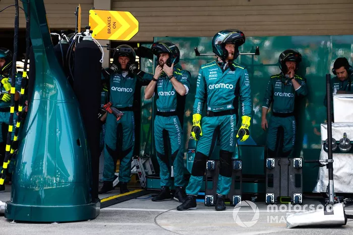 L'équipe des stands de l'Aston Martin F1 Team s'entraîne aux arrêts au stand.