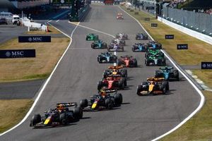 Max Verstappen, Red Bull Racing RB20, Sergio Pérez, Red Bull Racing RB20, Lando Norris, McLaren MCL38, Carlos Sainz, Ferrari SF-24, Fernando Alonso, Aston Martin AMR24, Oscar Piastri, McLaren MCL38, el resto del campo para la reanudación.