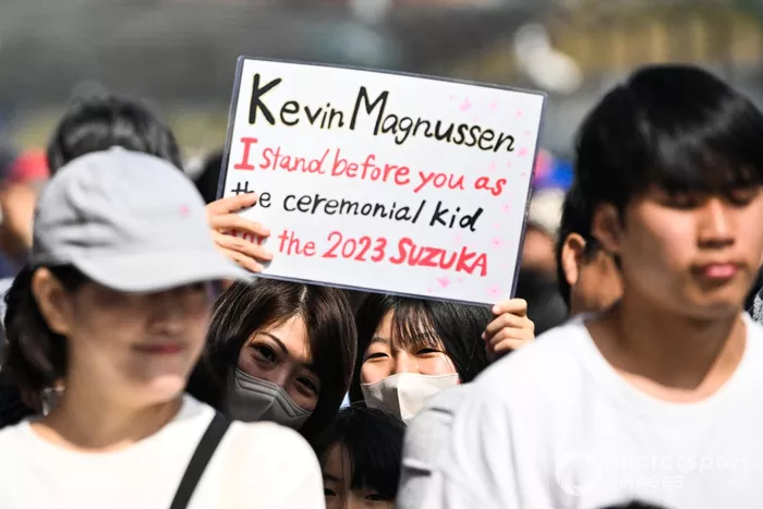 Des fans japonais tiennent une affichette de Kevin Magnussen, Haas F1 Team.