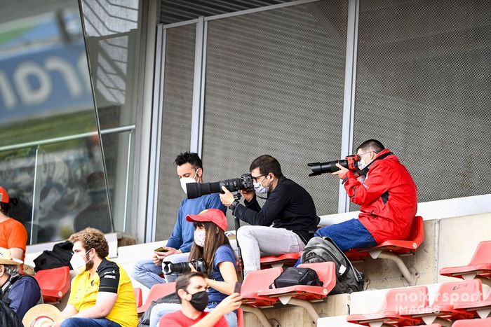 Los fans toman fotos desde la grada