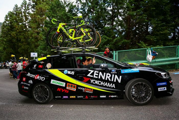 自ら監督車をドライブする片山右京