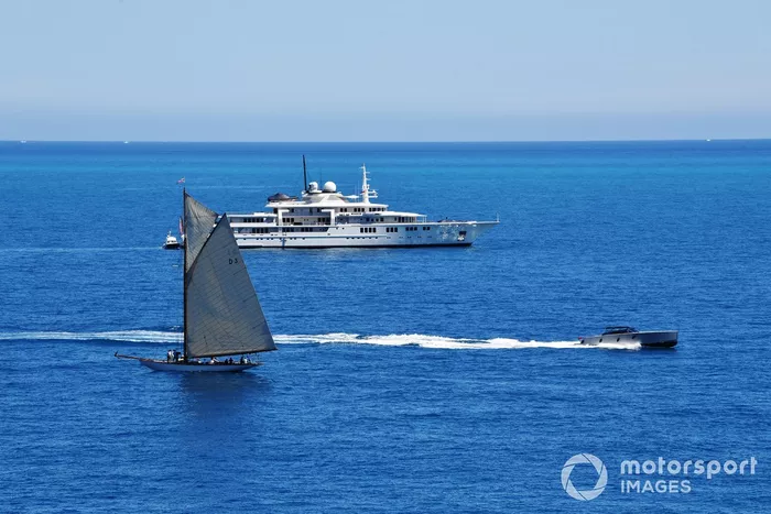 Un yate en el puerto de Montecarlo