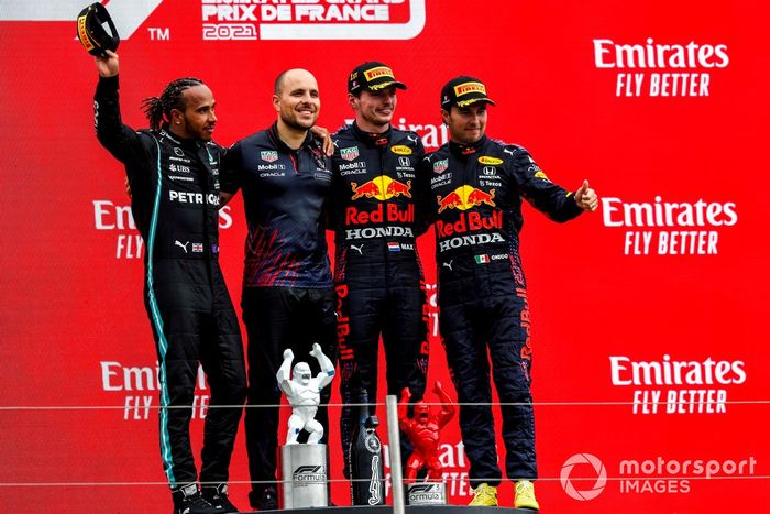 Podio: Gianpiero Lambiase, Ingeniero de carreras de Red Bull Racing, tercer lugar Sergio Pérez, Red Bull Racing, ganador de la carrera Max Verstappen, Red Bull Racing,  segundo lugar Lewis Hamilton, Mercedes