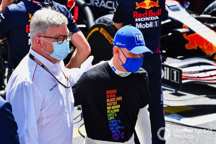 Ross Brawn, Director General de Motorsports, con Mick Schumacher, Haas F1, en la parrilla