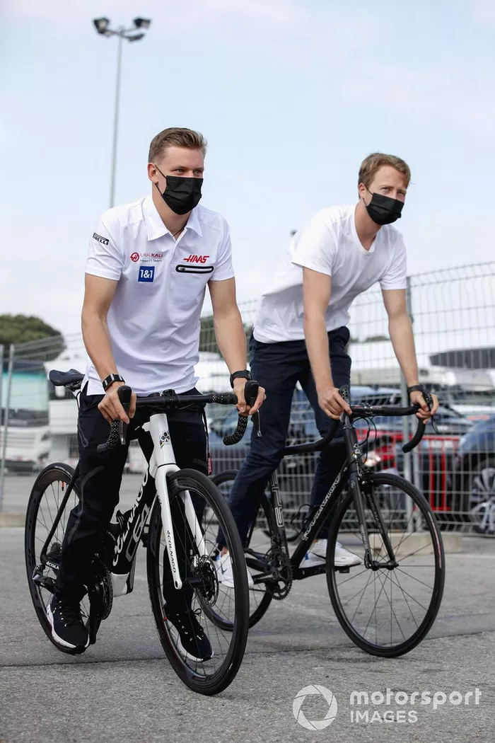 Mick Schumacher, Haas F1 en bicicleta