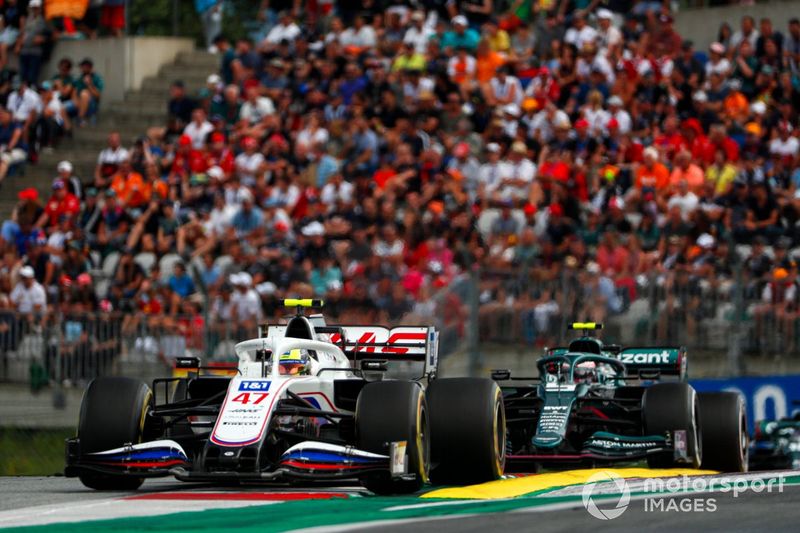 Mick Schumacher, Haas VF-21, Sebastian Vettel, Aston Martin AMR21