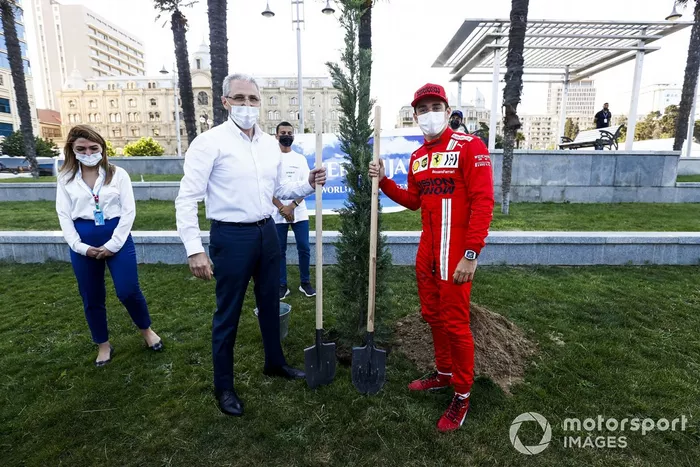 Charles Leclerc, de Ferrari, y Azad Rahimov, Ministro de Deportes de Azerbaiyán, plantan un árbol por el Día Mundial del Medio Ambiente