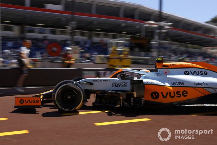 Lando Norris, McLaren MCL35M, sale de boxes